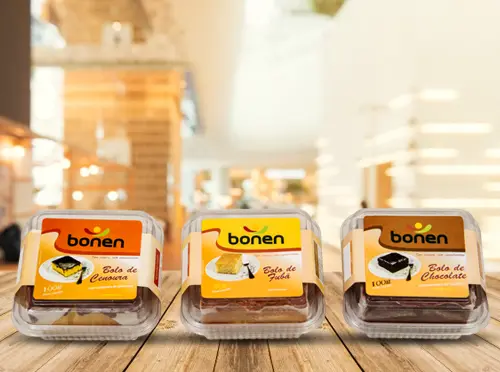 Embalagens de bolo Bonen nos sabores cenoura, fubá e chocolate